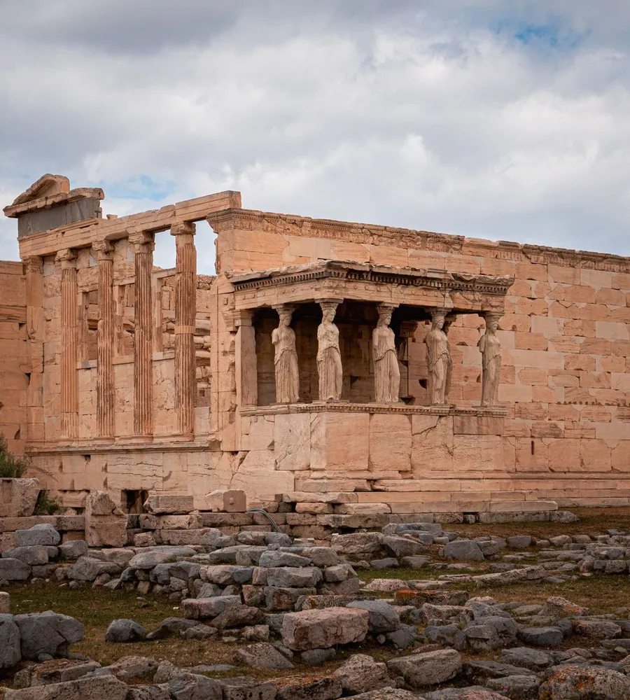 Θέα του Ερεχθείου με τις Καρυάτιδες στην Ακρόπολη Αθηνών